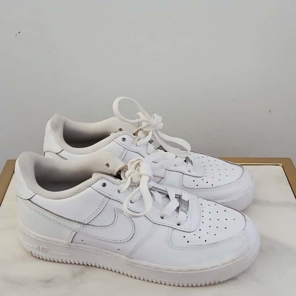 Nike Air Force 1 ‘07 Low White Sneakers Size 6Y - Picture 3 of 10